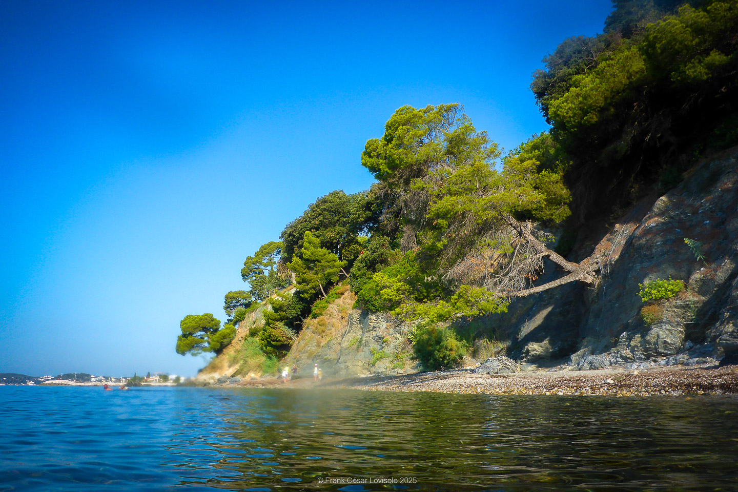 Snorkeling,Le port gréco-romain d’Olbia à Hyères - Sousleaugraphie - Snorkeling - Frank César LOVISOLO - La relation entre l’être humain et le milieu marin s’est progressivement transformée au cours des dernières décennies. Longtemps réservée aux pêcheurs, aux navigateurs ou aux plongeurs aguerris, l’exploration sous-marine s’est démocratisée grâce au développement d’équipements simples et accessibles. La randonnée sous-marine avec palmes et masque, également connue sous le nom de snorkeling, en constitue l’une des pratiques les plus populaires. Elle se caractérise par une immersion en surface, la plupart du temps à faible profondeur, permettant l’observation directe des fonds marins. Si elle est souvent perçue comme une activité de loisir, la randonnée palmée occupe une place croissante dans les domaines de l’éducation, de la sensibilisation à l’environnement et du tourisme durable. L’objectif de cet article est d’analyser cette pratique dans une perspective académique, en abordant successivement ses dimensions écologiques et pédagogiques, ses aspects socio-culturels et touristiques, ainsi que ses retombées physiologiques et sportives.