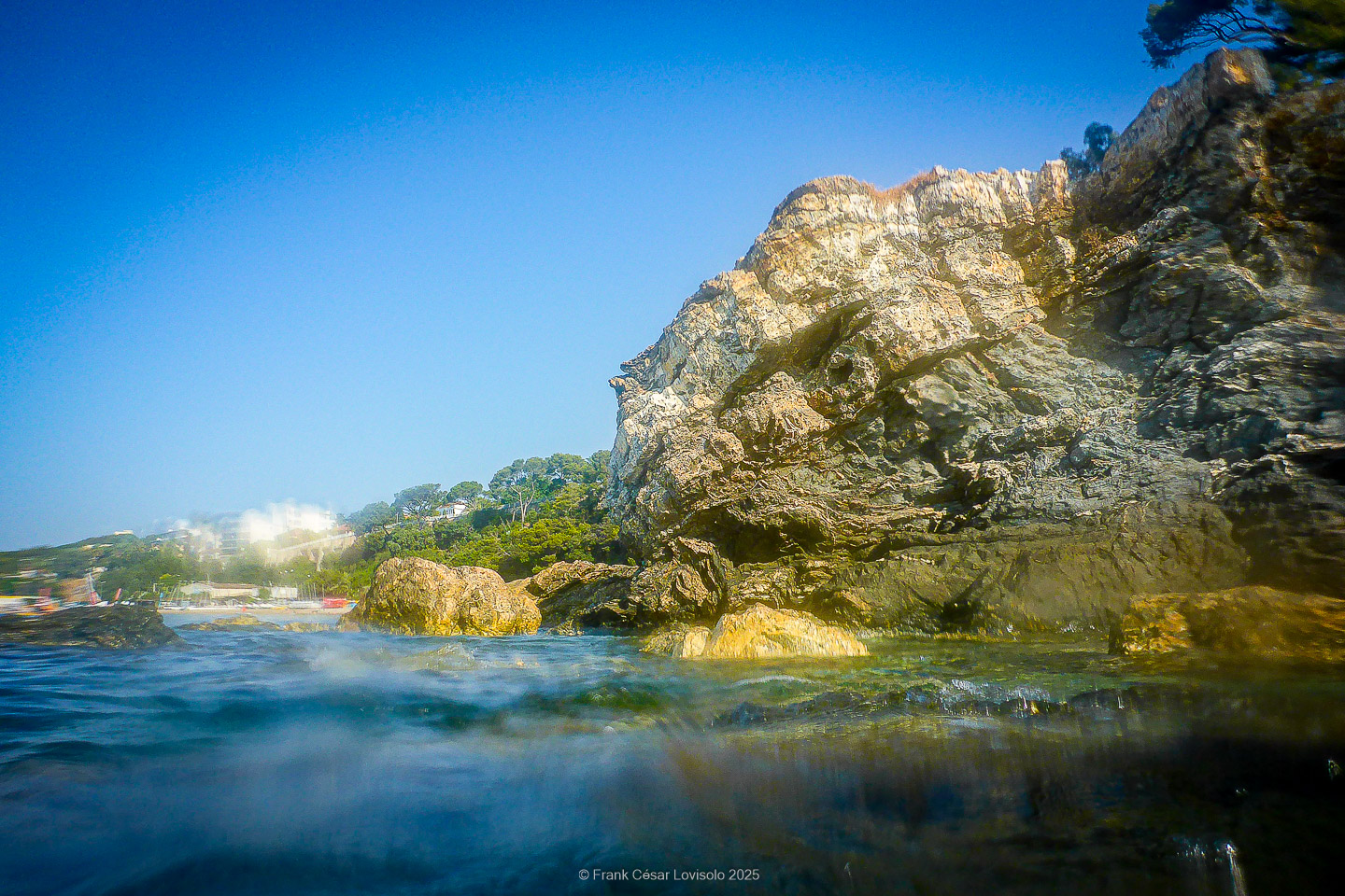Snorkeling,Le port gréco-romain d’Olbia à Hyères - Sousleaugraphie - Snorkeling - Frank César LOVISOLO - La relation entre l’être humain et le milieu marin s’est progressivement transformée au cours des dernières décennies. Longtemps réservée aux pêcheurs, aux navigateurs ou aux plongeurs aguerris, l’exploration sous-marine s’est démocratisée grâce au développement d’équipements simples et accessibles. La randonnée sous-marine avec palmes et masque, également connue sous le nom de snorkeling, en constitue l’une des pratiques les plus populaires. Elle se caractérise par une immersion en surface, la plupart du temps à faible profondeur, permettant l’observation directe des fonds marins. Si elle est souvent perçue comme une activité de loisir, la randonnée palmée occupe une place croissante dans les domaines de l’éducation, de la sensibilisation à l’environnement et du tourisme durable. L’objectif de cet article est d’analyser cette pratique dans une perspective académique, en abordant successivement ses dimensions écologiques et pédagogiques, ses aspects socio-culturels et touristiques, ainsi que ses retombées physiologiques et sportives.