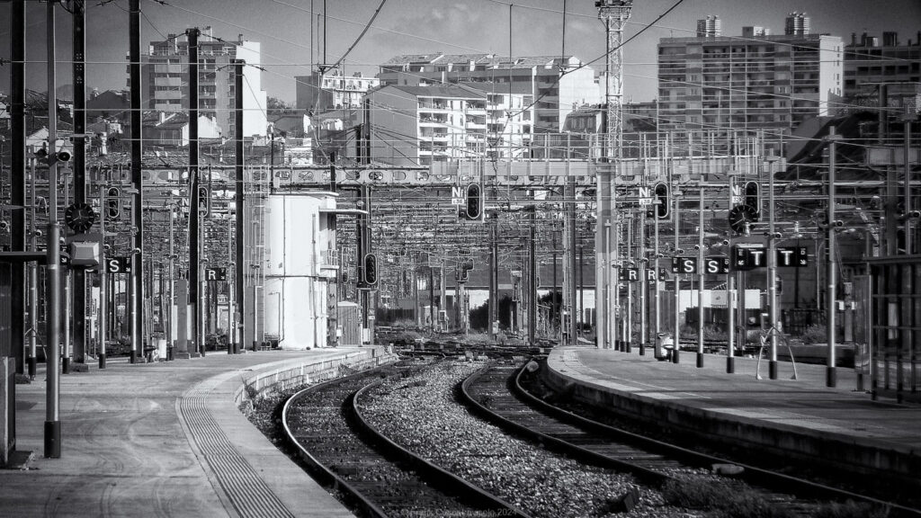 L'attente à la gare - Distant Whispers Gare - Distant Whispers - Frank César LOVISOLO - Composition pour : Deux Pianos, Marimba, Harpe, Dulcimer, Koto, Xylophone, Kora, Agogô, Samples (Bruits de train et de gare). Avec Jay Crawford Contrebasse jouée à l'archet >>>>>>>>