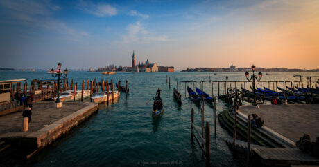 Venezia,venise,Italie,place saint marc venise,Voyage - Italie - Frank César LOVISOLO - Difficile d’évoquer le « Street Art » à Venise. Peut-être devrait-on, ici, parler de « Channel Art » ! Tout aussi difficile : s’éloigner du tourisme de masse tant les gondoles sont devenues poliment asiatiques ! Tout autant ardu, il est préférable d’éviter la photographie purement touristique, l’œil est happé par cette profusion architecturale. Notamment au premier voyage il est difficile de s’en défaire. Mais, le doit-on vraiment ? Il est si commode de s’égarer d’une venelle à l’autre, poursuivant l’onde d’un canal, le sillage d’un esquif, ou la silhouette d’un palais, que l’on négligerait, si l’on y prenait gare, les habitants… Portraits… ( Quelques visiteurs ont dû, subrepticement, parmi eux, se glisser )