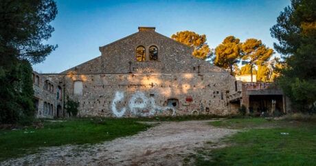 Balaguier,la seyne sur mer,chantier naval - Urbex - Frank César LOVISOLO - En réponse à vos interrogations concernant les bâtiments abandonnés de l’anse de Balaguier, je vous adresse ci-joint deux pages, copiées à partir des posters d’une exposition qui avait eu lieu au fort de l’Eguillette à l’occasion des Journées du Patrimoine 2010. La qualité des documents reproduits n’est pas excellente, mais en zoomant vous devriez pouvoir à peu près tout relire.