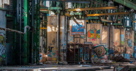 Urbex - Urbex - Frank César LOVISOLO - « Tout de suite, la porte rouillée et taguée franchie, il y a cette singulière rémanence de l'exhalaison du liquide de coupe, un fluide lubrifiant utilisé à parfaire le travail des tours, fraiseuses et autres machines-outils.