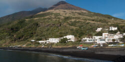- Gérard Ponthieu - Frank César LOVISOLO - Il s’agit en fait d’un Trekking sur le magnifique Stromboli avec Charon pour guide !