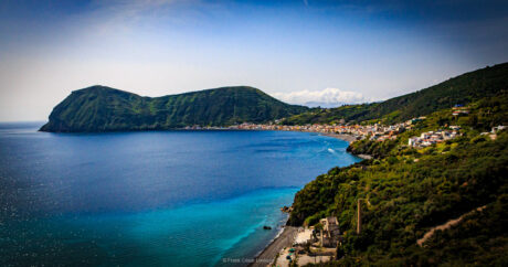 Lipari - All post - Frank César LOVISOLO - Lipari est une « île d’Italie appartenant à' archipel des îles Éoliennes en Sicile. Il fait partie de la commune de Lipari avec les autres îles Éoliennes, à l’exception de la' île de Salina, dont le territoire est divisé en trois municipalités de Santa Marina Salina, Malfa et Leni.
