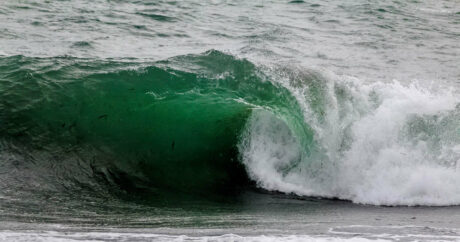 Eau,vagues scélérates - Images et Photographies - Frank César LOVISOLO - Loin du tumulte incessant des hommes, figer l’eau, à l’instant, dans le bouillonnement des vagues.  Tout ce qui parait aléatoire dans ces circonvolutions fractales de l’eau est sculpté par la gravité chamboulée par les vents…  Quant au son de l’eau, on peut y entendre le vrombissement des circonlocutions poignantes des marins, depuis la nuit des temps, disparus.