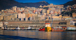 En Italie, un port sans Gênes - GUY DE MAUPASSANT - GUY DE MAUPASSANT - Frank César LOVISOLO - Non, ce n'est pas un reportage photographique, tudieu! C'est simplement ce que j'avais envie de voir et de faire voir. Le premier port italien est la capitale de la Ligurie. On navigue ici depuis le néolithique. Certes, les embarcations ont bien changé et les grands navires de croisières sont plus hauts que les anciens docks sis sur le rivage antique! La ville gravit la montagne comme fuyant la mer, cette mer des voyages, des disparitions et des découvertes.