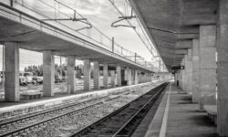 Stazione Ferroviaria di Milazzo, attention au départ... - Méditerranée - Méditerranée - Frank César LOVISOLO - Il y a le voyage, les découvertes et puis... Attention au départ ! L’indicible spleen du retour en points de suspension. Stazione Ferroviaria di Milazzo.