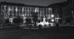 Italie - Italie - Frank César LOVISOLO - Aux alentours de 19 h, il est superbe de boire un Spritz au « Gran Caffè Gambrinus », caffetteria, pasticceria, gelateria. Il vous sera servi une belle assiette d’amuse-gueule qui aidera pour l’attente d’une Pizza à « L'Antica Pizzeria da Michele » : 1 Via Cesare Sersale, 80139 Napoli.Une bonne adresse où déguster la pizza et je dis bien la pizza, non pas ce truc peint en rouge, mal cuit, mal assorti et hors de prix que l’on nous sert ici.