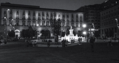 - Lecce - Frank César LOVISOLO - Aux alentours de 19 h, il est superbe de boire un Spritz au « Gran Caffè Gambrinus », caffetteria, pasticceria, gelateria. Il vous sera servi une belle assiette d’amuse-gueule qui aidera pour l’attente d’une Pizza à « L'Antica Pizzeria da Michele » : 1 Via Cesare Sersale, 80139 Napoli.Une bonne adresse où déguster la pizza et je dis bien la pizza, non pas ce truc peint en rouge, mal cuit, mal assorti et hors de prix que l’on nous sert ici.