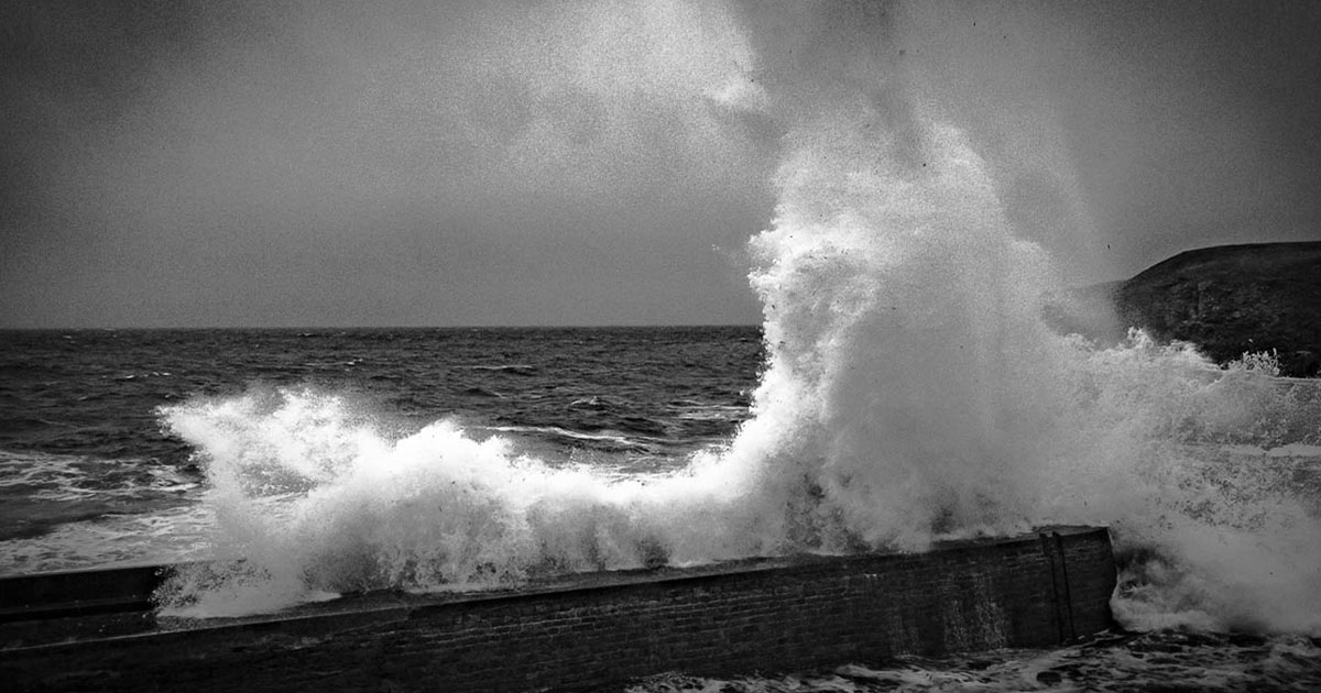 Photographie philosophique,photographie conceptuelle - Photographes - Frank César LOVISOLO - Résumé : Cet article propose une lecture approfondie du travail photographique de Frank César Lovisolo Guillard, artiste multimédia français, à travers l'ensemble des séries publiées sur son site. De la photographie philosophique en noir et blanc aux macrophotographies, des carnets de voyages en Italie aux explorations sous-marines, jusqu'à la série féerique Morgane l'a Fait — hommage voilé à Morgane la Fée —, l'œuvre photographique de Lovisolo Guillard se révèle comme un corpus cohérent, exigeant et singulier.