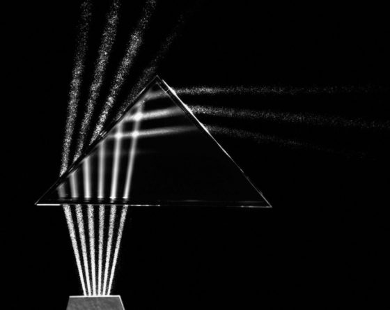 Réfraction des rayons lumineux par un prisme en fonction de l’angle d’incidence initial - Berenice Abbott