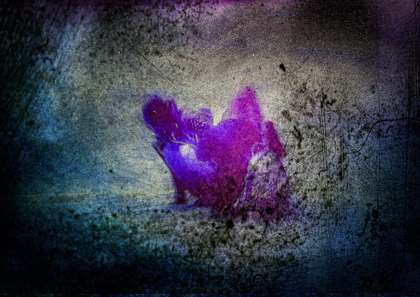 une femme enveloppée du soleil