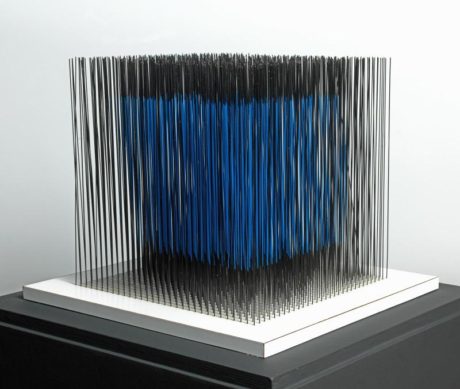Jesús Rafael Soto (1923 - 2005) Cube bleu interne  1976