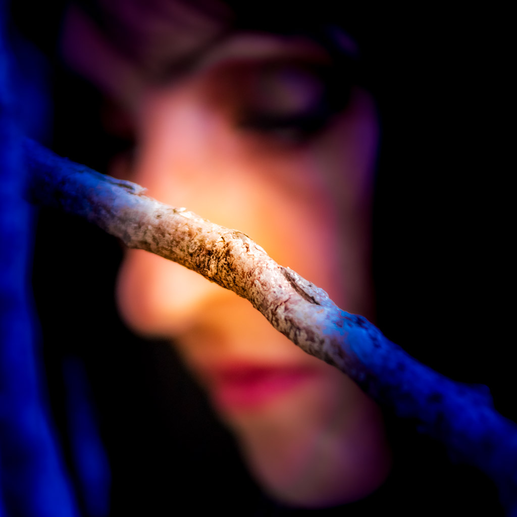 drones - drones - Frank César LOVISOLO - Une fée m'a jeté un sort... Pendant deux semaines, je me suis retrouvé à improviser envers moi-même avec, uniquement, sept notes d’une gamme à ma disposition, mais par chance, sur plusieurs octaves et quelques instruments !!!  Sortilège pour : Clarinette basse, Clarinette, Saxophone soprano, Trombone, Séquences, Mini Moog, Contrebasse, Batterie, Drones...