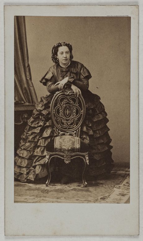 - Geneviève Élisabeth Disdéri - Frank César LOVISOLO - Avec Geneviève Élisabeth Disdéri (1817-1878), une des premières photographes françaises. En 1843, elle épouse le célèbre photographe André-Adolphe-Eugène Disdéri. En 1840, ils s’associent pour la gestion un atelier de daguerréotype dans la ville de Brest. Elisabeth s’est fait connaitre en prenant deux épreuves en extérieur,fait rarissime à cette époque, dans la campagne Brestoise. Elles étaient intitulées « Ruines de l’Abbaye de la Pointe St Mathieu » et « Cimetière de Plougastel » en 1856.