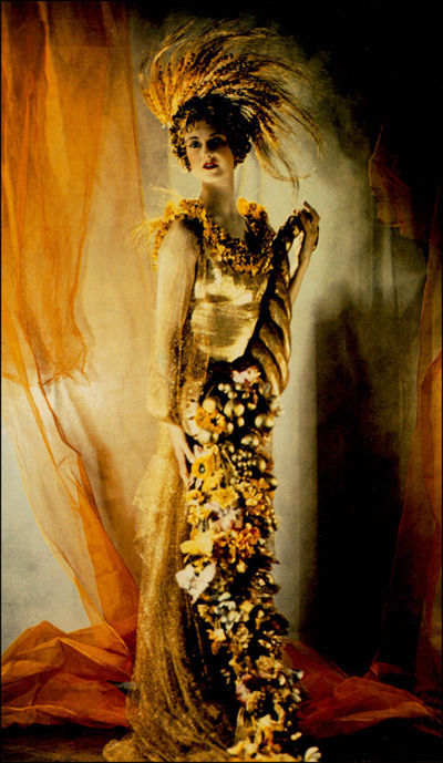 Madame Yevonde, Lady Dorothy Warrender as Ceres, 1935, Vivex colour print on cream card mount, 1935, 37,6 x 22,1 cm, © Yevonde Portrait Archive