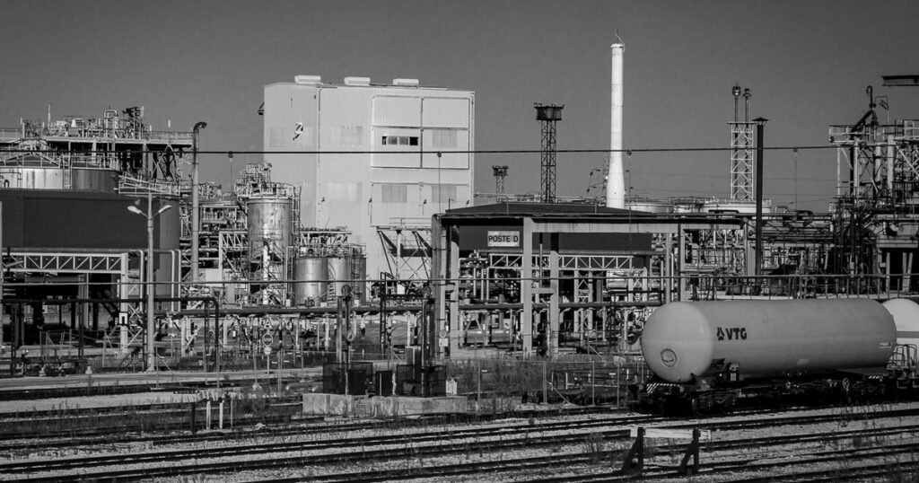 Photographies de voyage - Voyage - Frank César LOVISOLO - Les Photos Voyages de Frank César Lovisolo s'inscrivent dans cette lignée. Elles nous rappellent que voir est un art difficile, que la photographie n'est pas la capture du réel mais sa traduction toujours imparfaite, toujours recommencée, et que c'est précisément dans cette imperfection récurrente que réside sa vertu philosophique la plus profonde : celle de nous maintenir en éveil devant un monde qui, trop souvent, nous anesthésie. Photographies de voyage 001 - Photographies de voyage 002