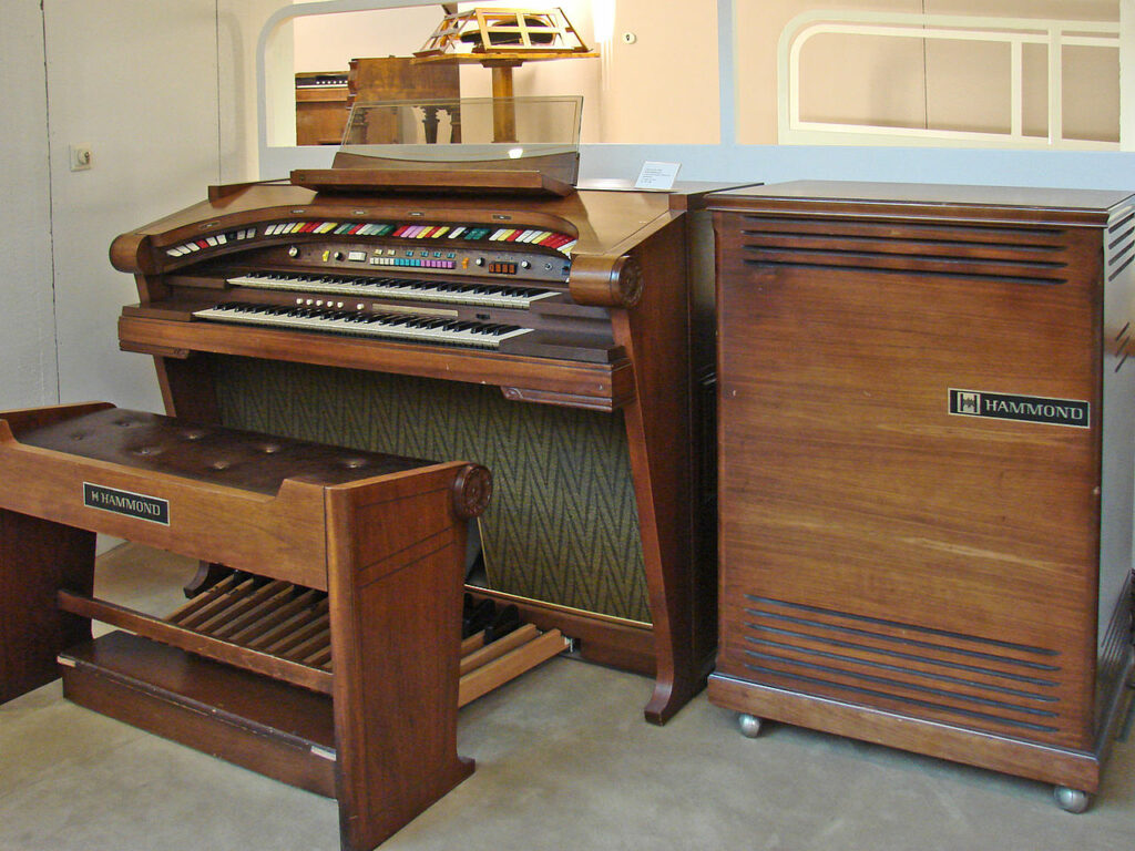 synthèse sonore - Ton Son Mon Son - Antimanuel de Sonorisation - Frank César LOVISOLO - .Le mellotron n’est pas un instrument de synthèse sonore . Il fonctionne comme un échantillonneur, chaque note du clavier contrôlant directement la lecture d’une petite bande magnétique contenant l’enregistrement à restituer. C’est donc un instrument complètement polyphonique. L’échantillon préenregistré est linéaire (la note n’est pas jouée en boucle), il dure environ 8 secondes. Sur les modèles les plus anciens, les banques sonores sont intégrées dans l’appareil et ne sont pas modifiables. Le modèle M400, simplifié, utilise des racks interchangeables contenant 35 bandes magnétiques (largeur 3/8 de pouce), ce qui permet d’étendre à l’infini les possibilités sonores, d’une façon comparable à un échantillonneur numérique.