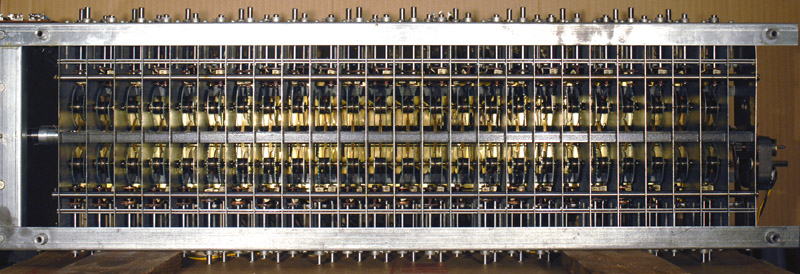 synthèse sonore - Ton Son Mon Son - Antimanuel de Sonorisation - Frank César LOVISOLO - .Le mellotron n’est pas un instrument de synthèse sonore . Il fonctionne comme un échantillonneur, chaque note du clavier contrôlant directement la lecture d’une petite bande magnétique contenant l’enregistrement à restituer. C’est donc un instrument complètement polyphonique. L’échantillon préenregistré est linéaire (la note n’est pas jouée en boucle), il dure environ 8 secondes. Sur les modèles les plus anciens, les banques sonores sont intégrées dans l’appareil et ne sont pas modifiables. Le modèle M400, simplifié, utilise des racks interchangeables contenant 35 bandes magnétiques (largeur 3/8 de pouce), ce qui permet d’étendre à l’infini les possibilités sonores, d’une façon comparable à un échantillonneur numérique.