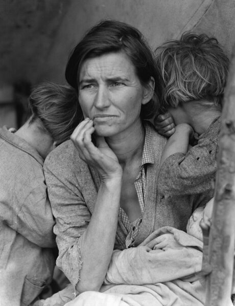 Portrait de Florence Owens Thompson avec plusieurs de ses enfants connu sous le titre Migrant Mother (Mère migrante), et prise par Dorothea Lange en Californie (États-Unis), en 1936. La légende originale était "Ramasseurs de pois ruinés en Californie. Mère de sept enfants, âgée de 32 ans." Selon des études ultérieures cette femme n'était pas ramasseuse de pois, mais une fermière fuyant le Dust Bowl. Elle fait partie d'une série de photographies commandées par la Farm Security Administration pour convaincre le peuple américain de la nécessité de réformes du New Deal suite à la Grande Dépression de 1929 aux États-Unis