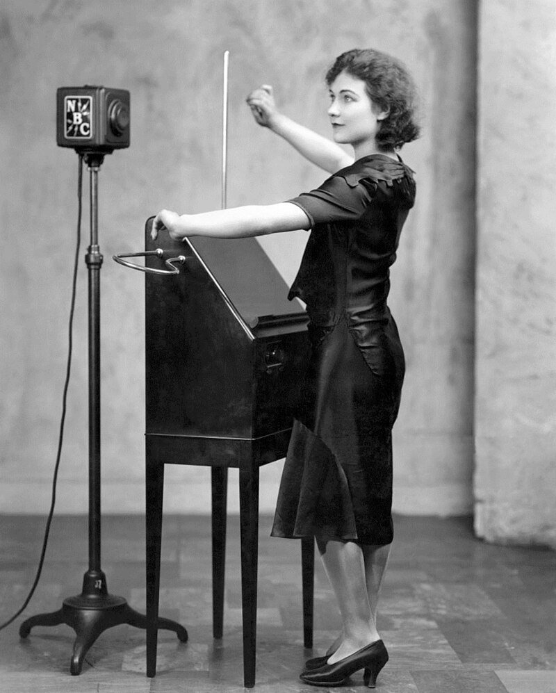 synthèse sonore - Ton Son Mon Son - Antimanuel de Sonorisation - Frank César LOVISOLO - .Le mellotron n’est pas un instrument de synthèse sonore . Il fonctionne comme un échantillonneur, chaque note du clavier contrôlant directement la lecture d’une petite bande magnétique contenant l’enregistrement à restituer. C’est donc un instrument complètement polyphonique. L’échantillon préenregistré est linéaire (la note n’est pas jouée en boucle), il dure environ 8 secondes. Sur les modèles les plus anciens, les banques sonores sont intégrées dans l’appareil et ne sont pas modifiables. Le modèle M400, simplifié, utilise des racks interchangeables contenant 35 bandes magnétiques (largeur 3/8 de pouce), ce qui permet d’étendre à l’infini les possibilités sonores, d’une façon comparable à un échantillonneur numérique.