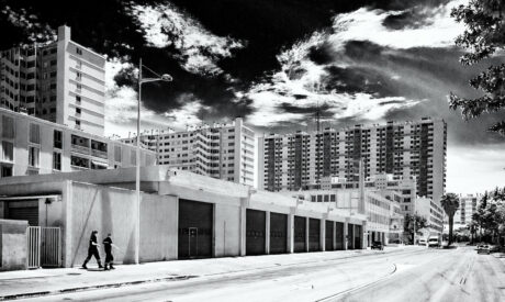 Toulon - Mémoire - Toulon - Frank César LOVISOLO - Toulon demeure une ville paradoxale. À la fois cité militaire et ville populaire, port de guerre et espace esthétique, lieu de violence historique et de contemplation solaire, elle concentre une part essentielle de l’histoire méditerranéenne française.