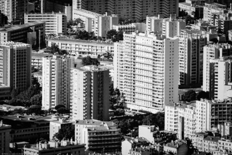 Toulon - Mémoire - Toulon - Frank César LOVISOLO - Toulon demeure une ville paradoxale. À la fois cité militaire et ville populaire, port de guerre et espace esthétique, lieu de violence historique et de contemplation solaire, elle concentre une part essentielle de l’histoire méditerranéenne française.