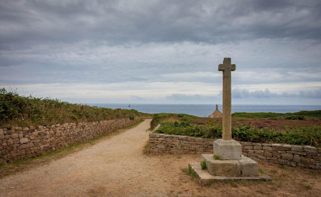 Bretagne, Finistère, Douarnenez, Pors Loubous, Brocéliande, Val sans Retour, Morgane, Ankou, Arthurien, photographie noir et blanc, épaves bretonnes, musique celtique, Alan Stivell, Anatole Le Braz, légende bretonne, art multimédia, photographie de voyage, mer, vagues, lande, mythologie celtique.
