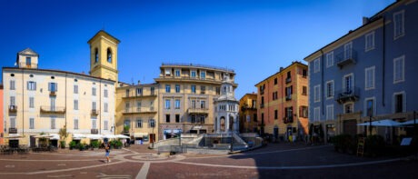 Vue panoramique d'Acqui Terme au coucher du soleil