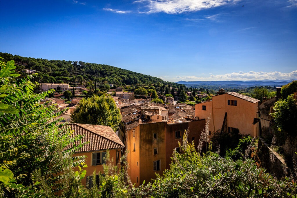 Entrecasteaux et Cotignac : couleur ou noir et blanc ? - Voyage Cotignac - vue depuis le bas de la falaise