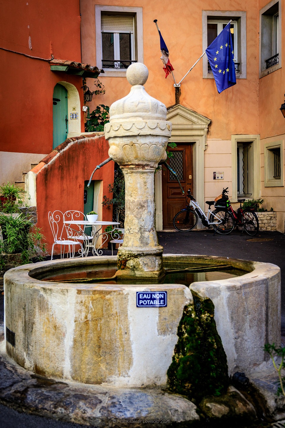 Entrecasteaux et Cotignac : couleur ou noir et blanc ? - Voyage Cotignac - Fontaine