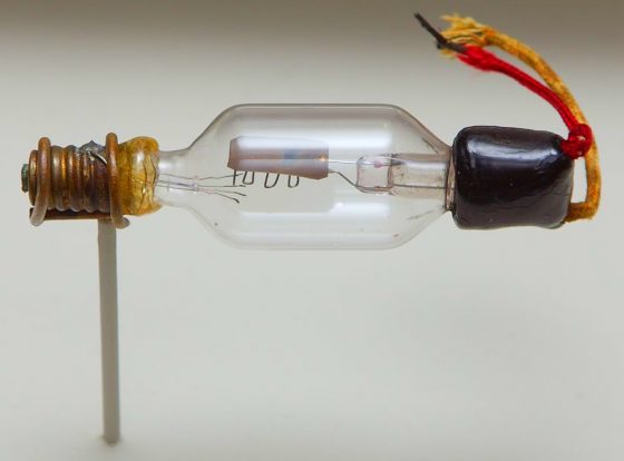 1280px-Triode_tube_1906 - Synthèse sonore