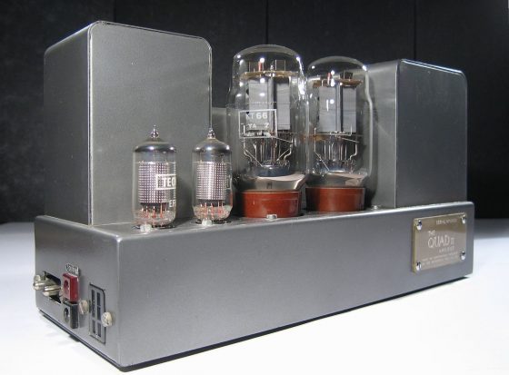 Amplificateur  QUAD II - 15W RMS 8Ω, 1953 - 1970 Quad II  Par Harumphy de en.wikipedia.org, CC BY-SA 3.0,