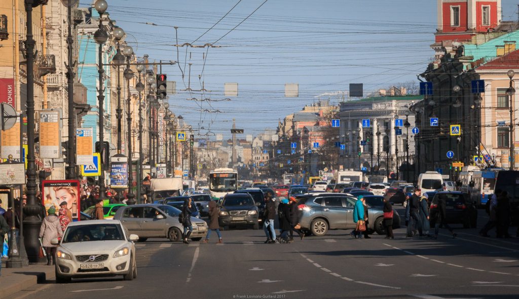Saint-Pétersbourg,Théâtre Mariinsky,Neva,L’Ermitage - Saint-Pétersbourg - Frank César LOVISOLO - Il existe des villes qui se visitent, et d’autres qui vous observent. Saint-Pétersbourg appartient à cette seconde catégorie. Chez Frank César Lovisolo, la cité russe n’est jamais un simple décor touristique : elle devient une expérience physique, intellectuelle et presque biologique.